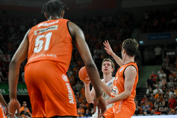 年轻中场的 年轻中场的